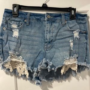 High rise shorts with crochet pockets